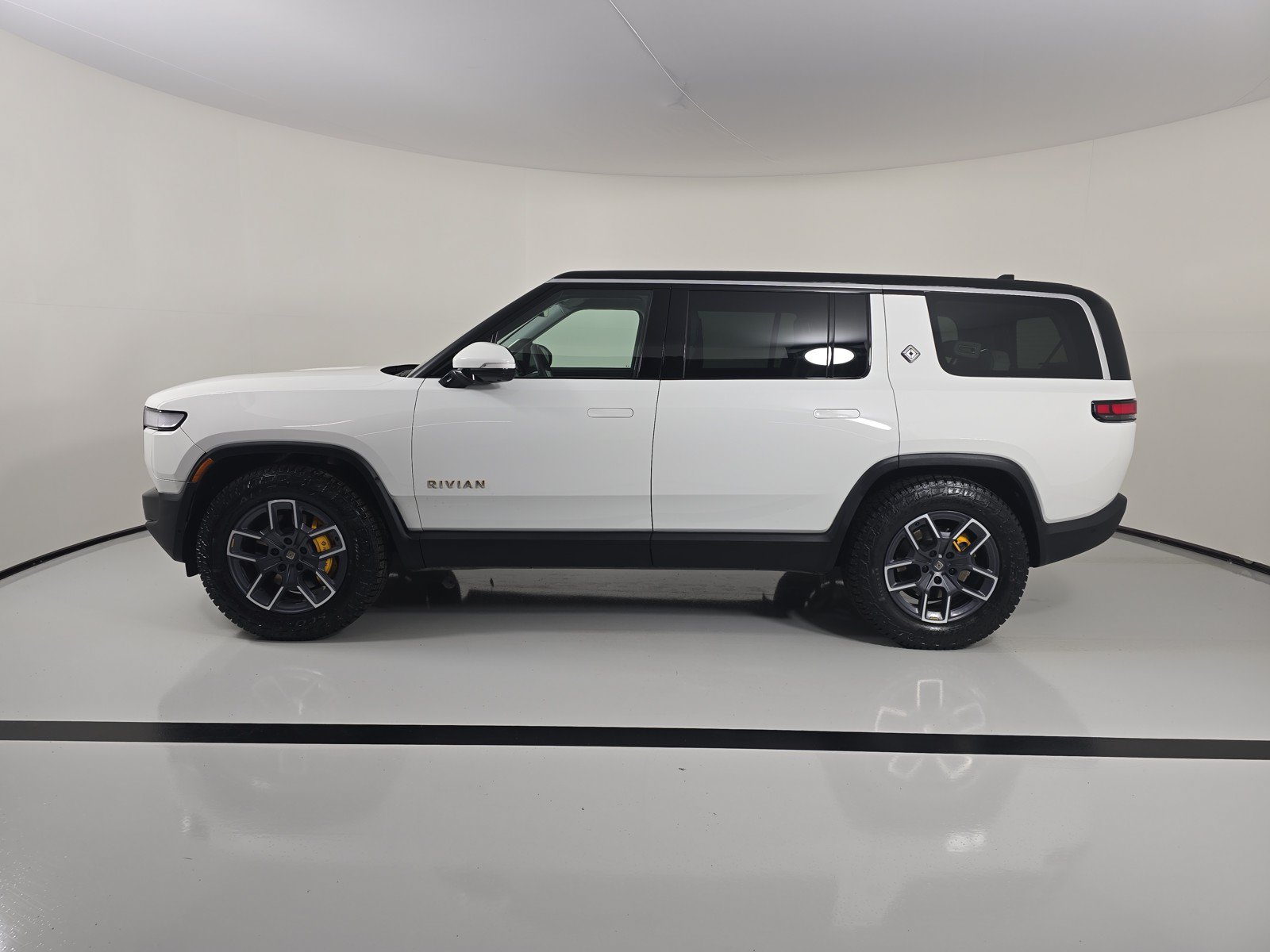 Used 2023 Rivian R1S Adventure AWD/4WD image 2