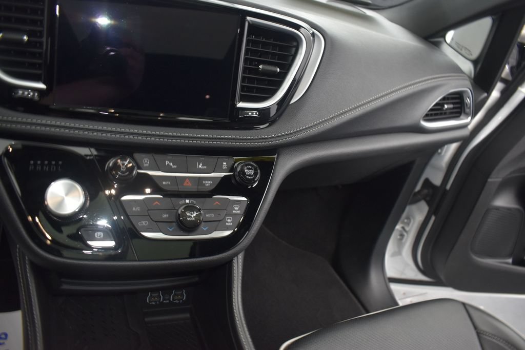 Used 2025 Chrysler Pacifica Limited FWD image 25