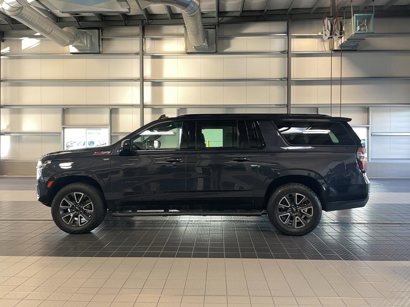 Used 2022 Chevrolet Suburban Z71 w/ Max Trailering Package AWD/4WD image 4