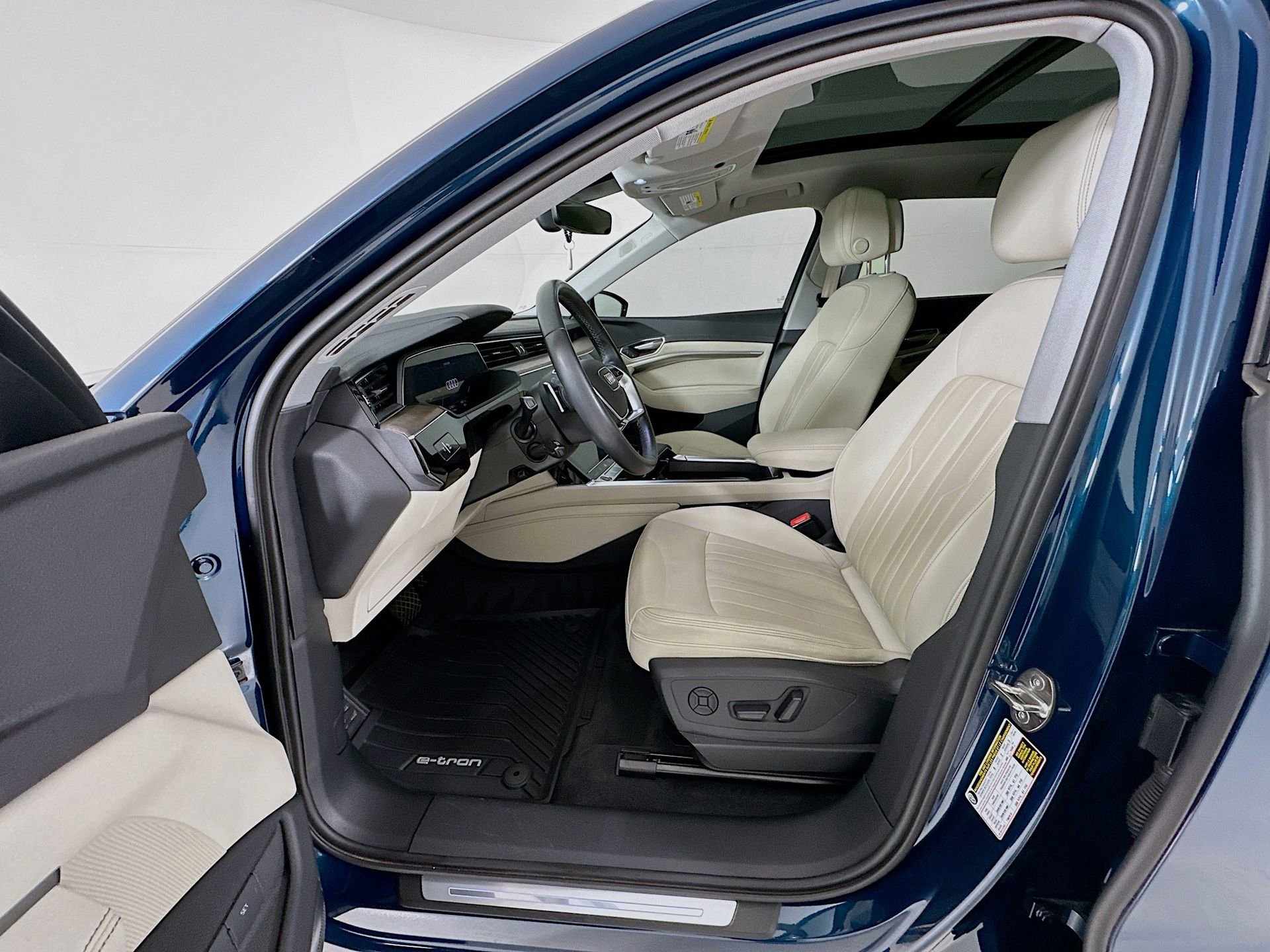 Used 2022 Audi e-tron Premium Plus AWD/4WD image 23