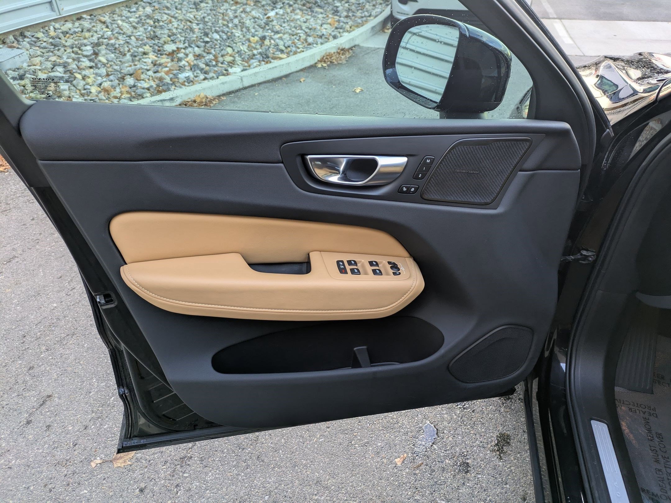 Certified 2023 Volvo XC60 B6 Ultimate w/ Protection Package Premier image 12