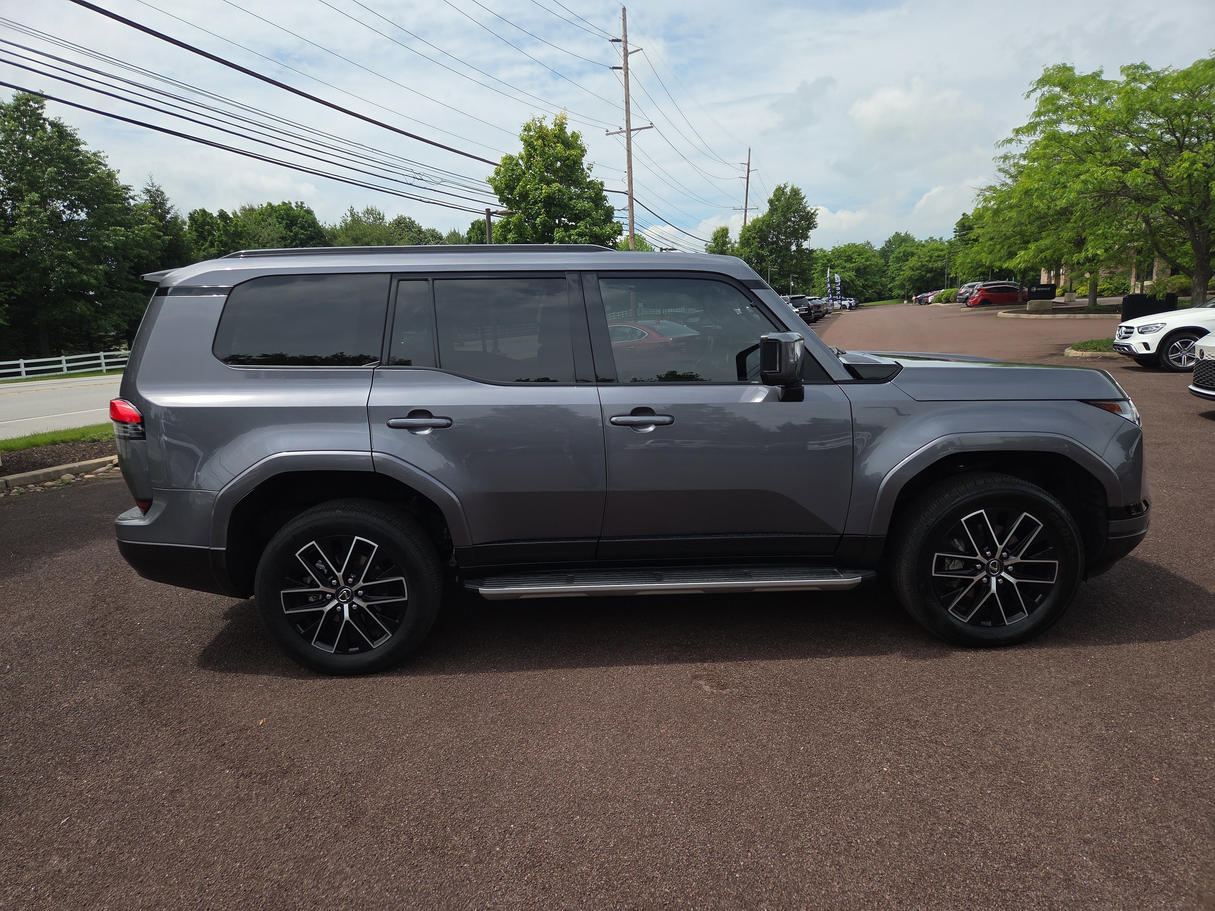 Used 2024 Lexus GX 550 w/ Accessory Package (2T) AWD/4WD image 2