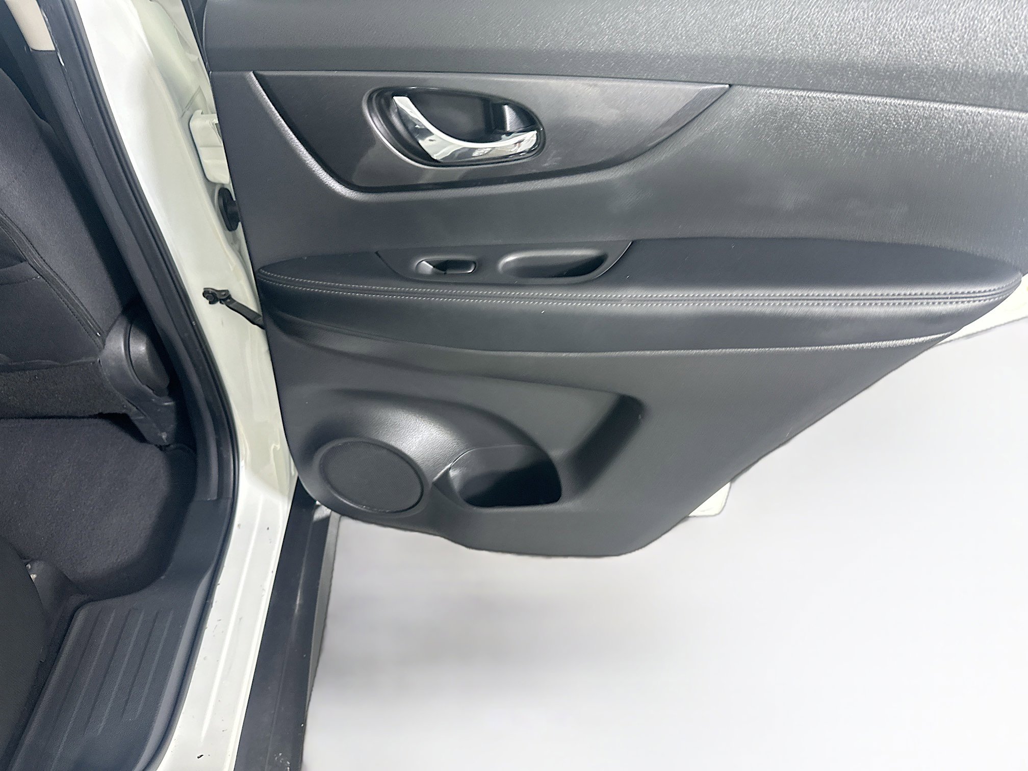 Used 2017 Nissan Rogue SV image 29