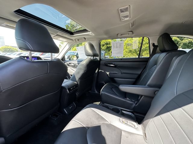 Used 2023 Toyota Highlander XLE AWD/4WD image 18