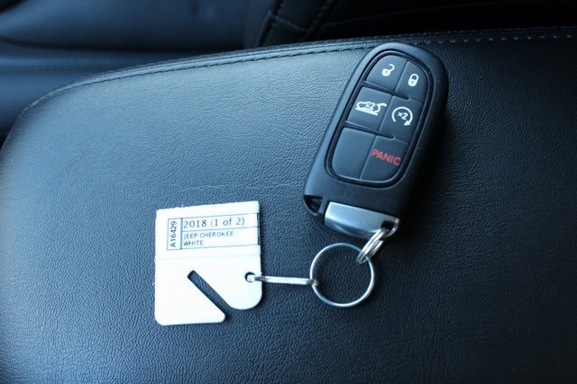 Used 2018 Jeep Cherokee Overland image 23