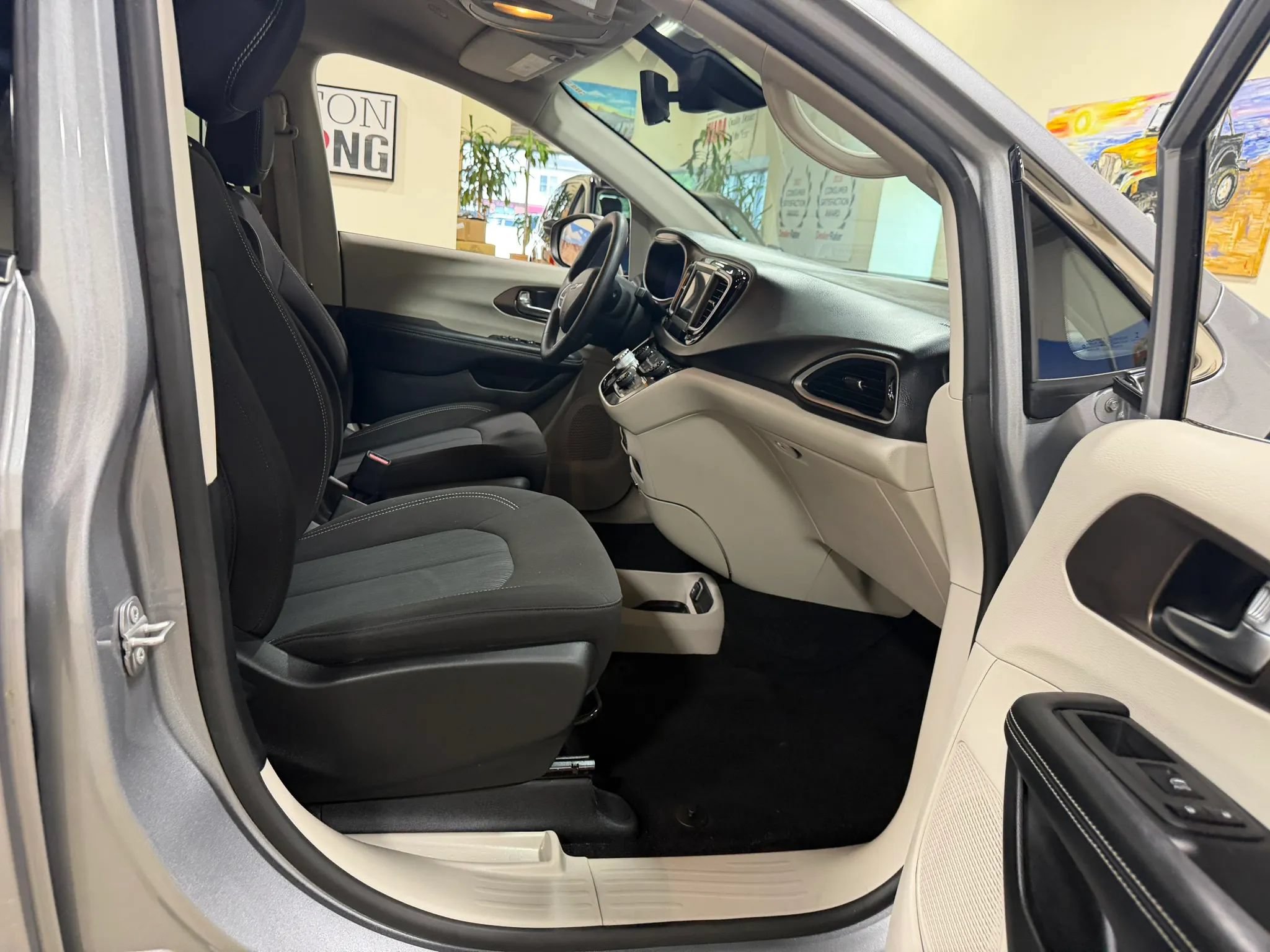 Used 2021 Chrysler Voyager L FWD image 41