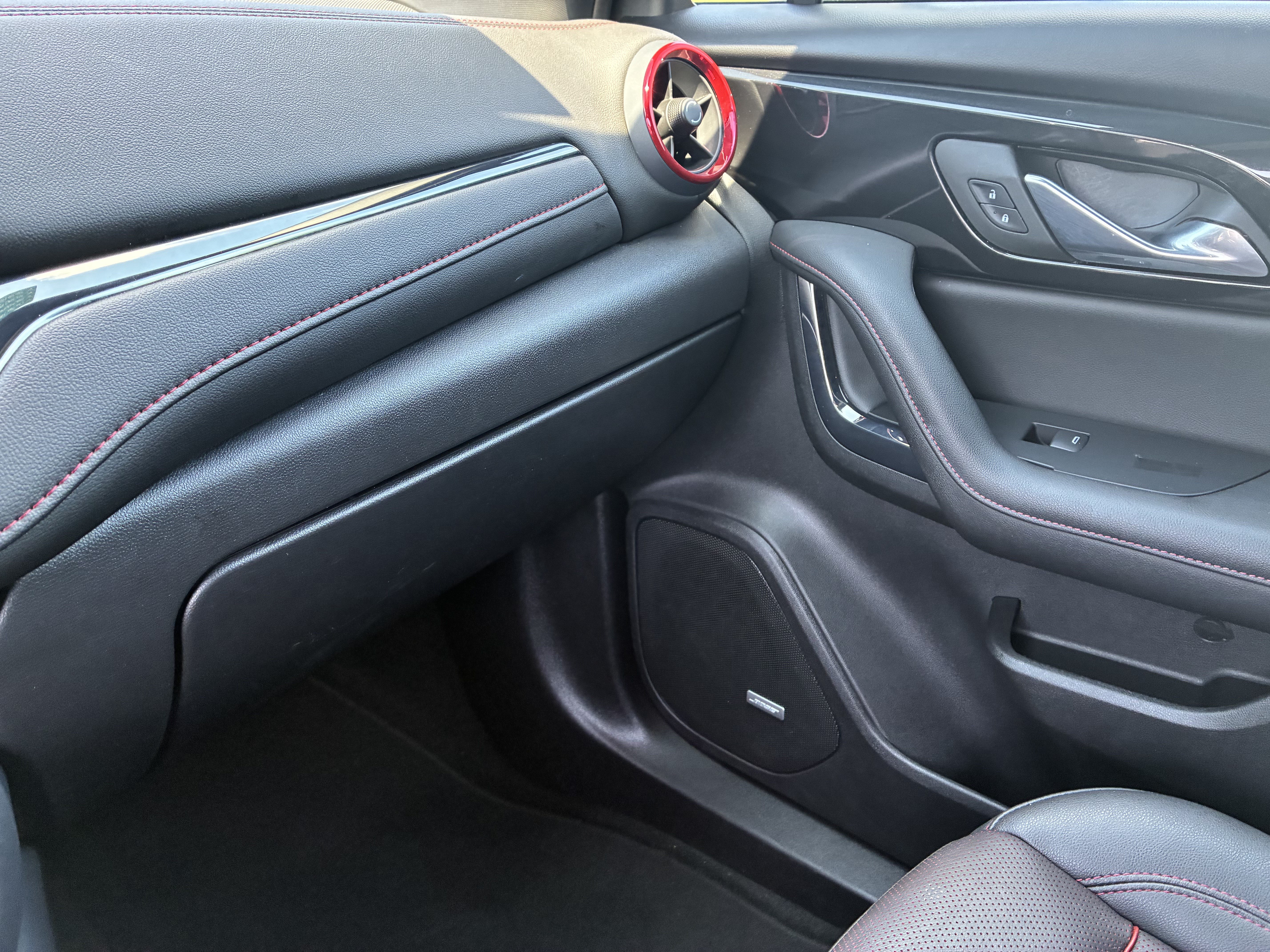Used 2025 Chevrolet Blazer RS FWD image 37