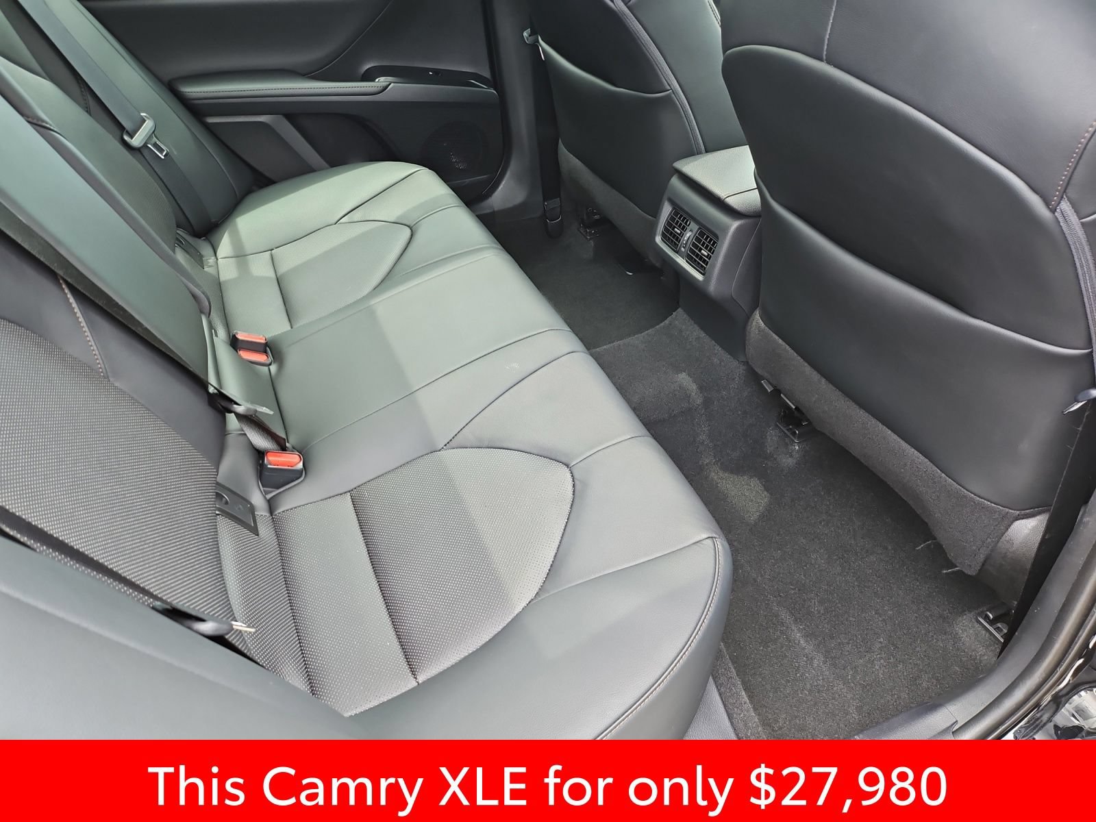 Used 2020 Toyota Camry XLE FWD image 32