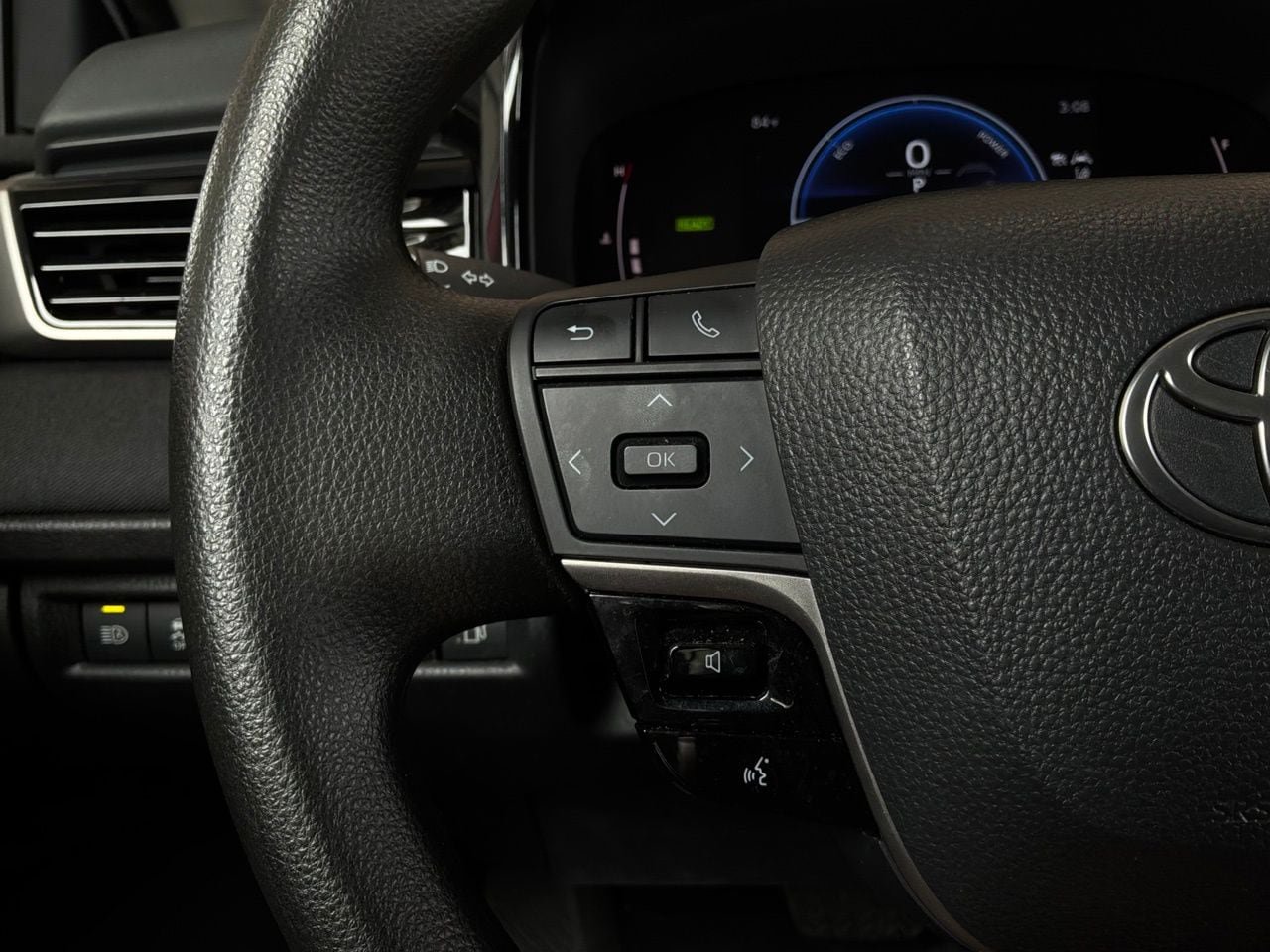 Used 2025 Toyota Camry LE FWD image 35