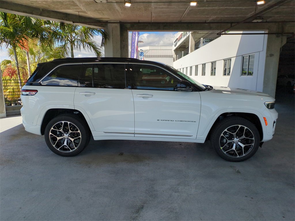 New 2025 Jeep Grand Cherokee Summit image 4