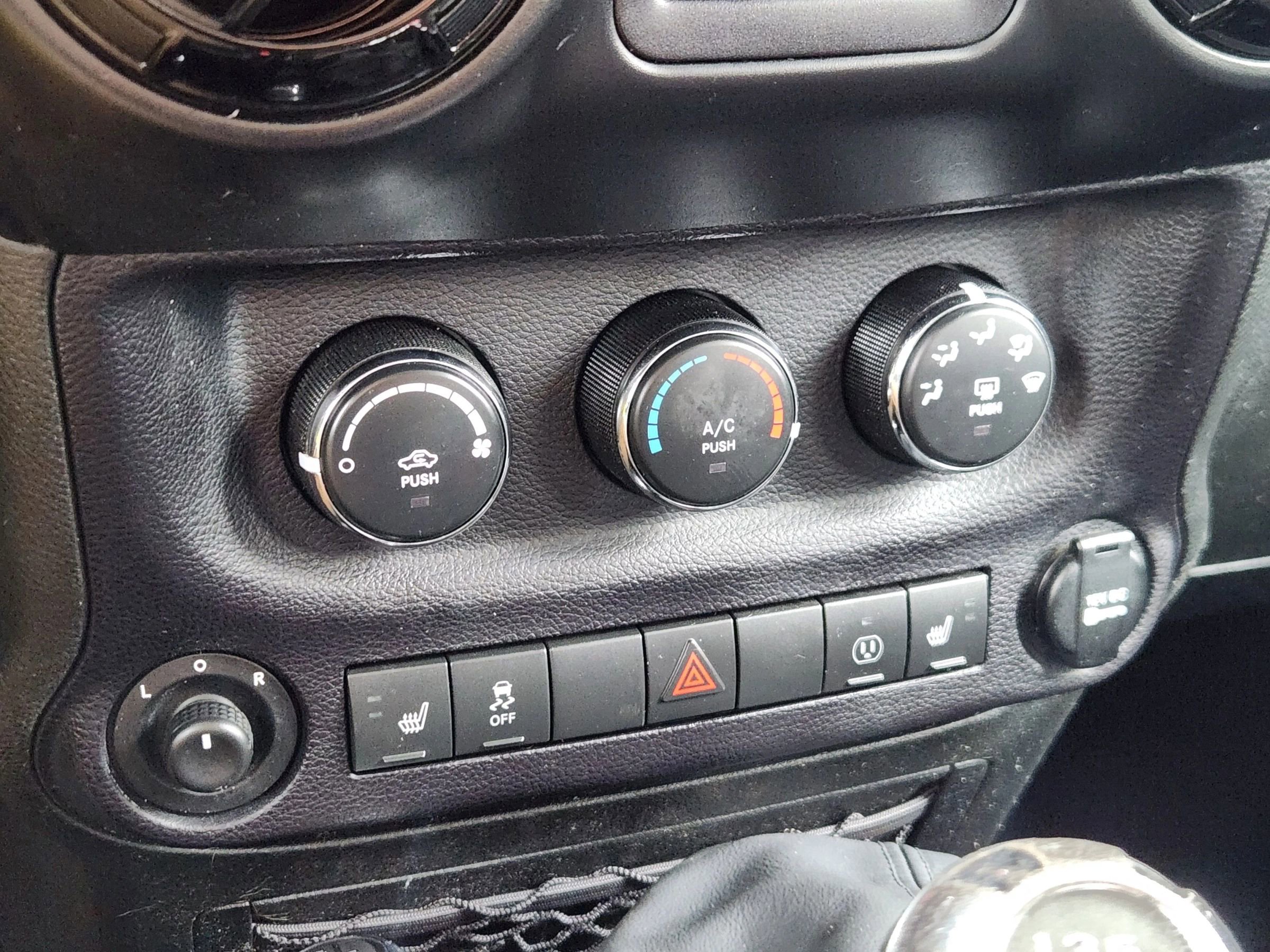 Used 2014 Jeep Wrangler Unlimited Sahara image 31