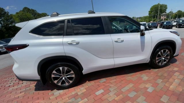 Used 2024 Toyota Highlander XLE AWD/4WD image 2