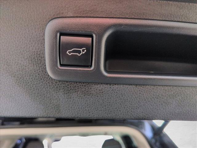 Used 2023 Toyota Highlander LE FWD image 11
