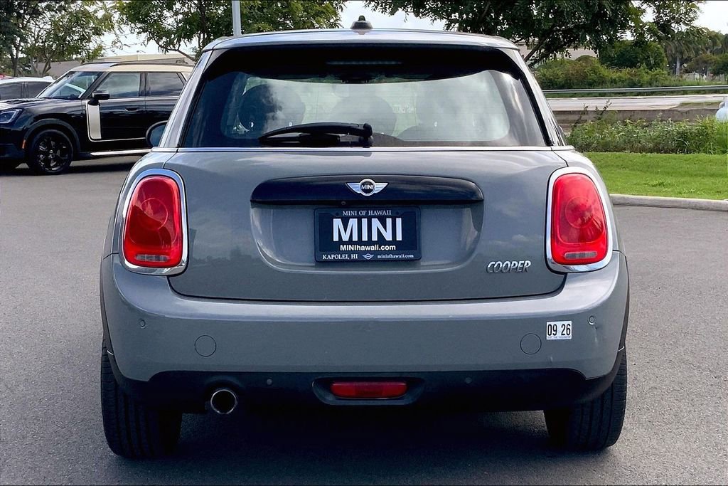 Used 2018 MINI Cooper 4-Door Hardtop image 4