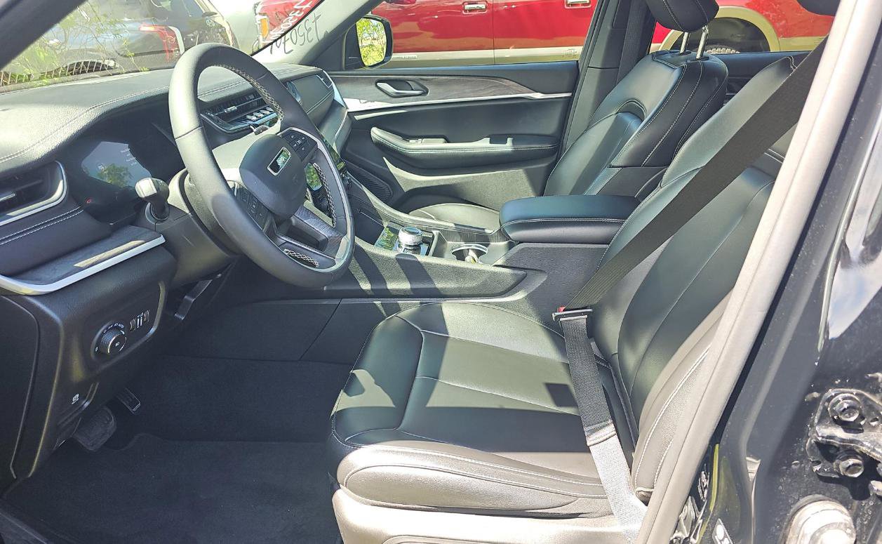 Used 2024 Jeep Grand Cherokee Limited w/ Black Appearance Package image 5