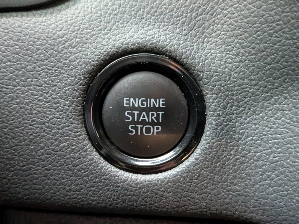 Used 2025 Toyota Tundra Limited AWD/4WD image 18
