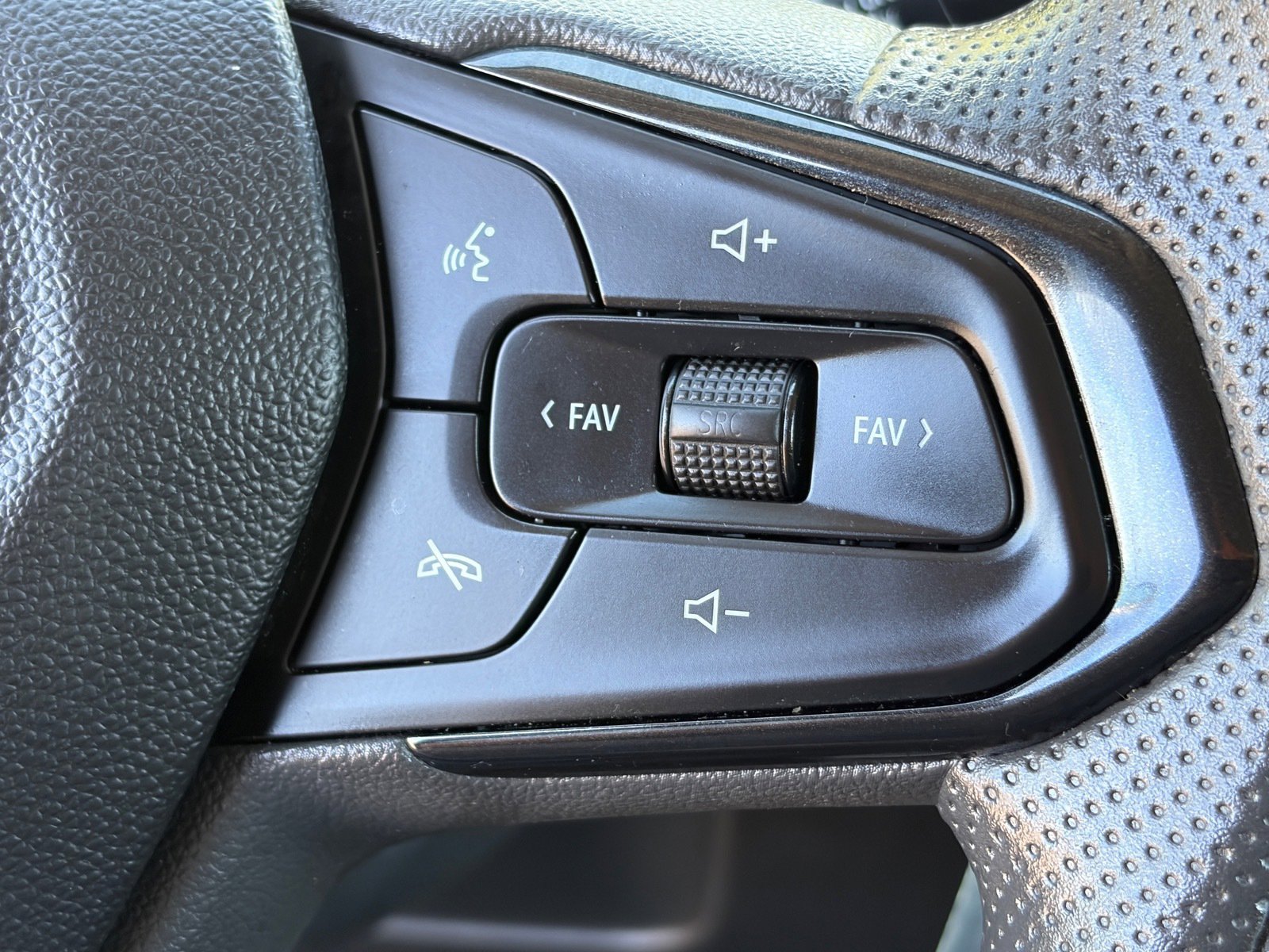 Used 2025 Chevrolet Trax LS image 21