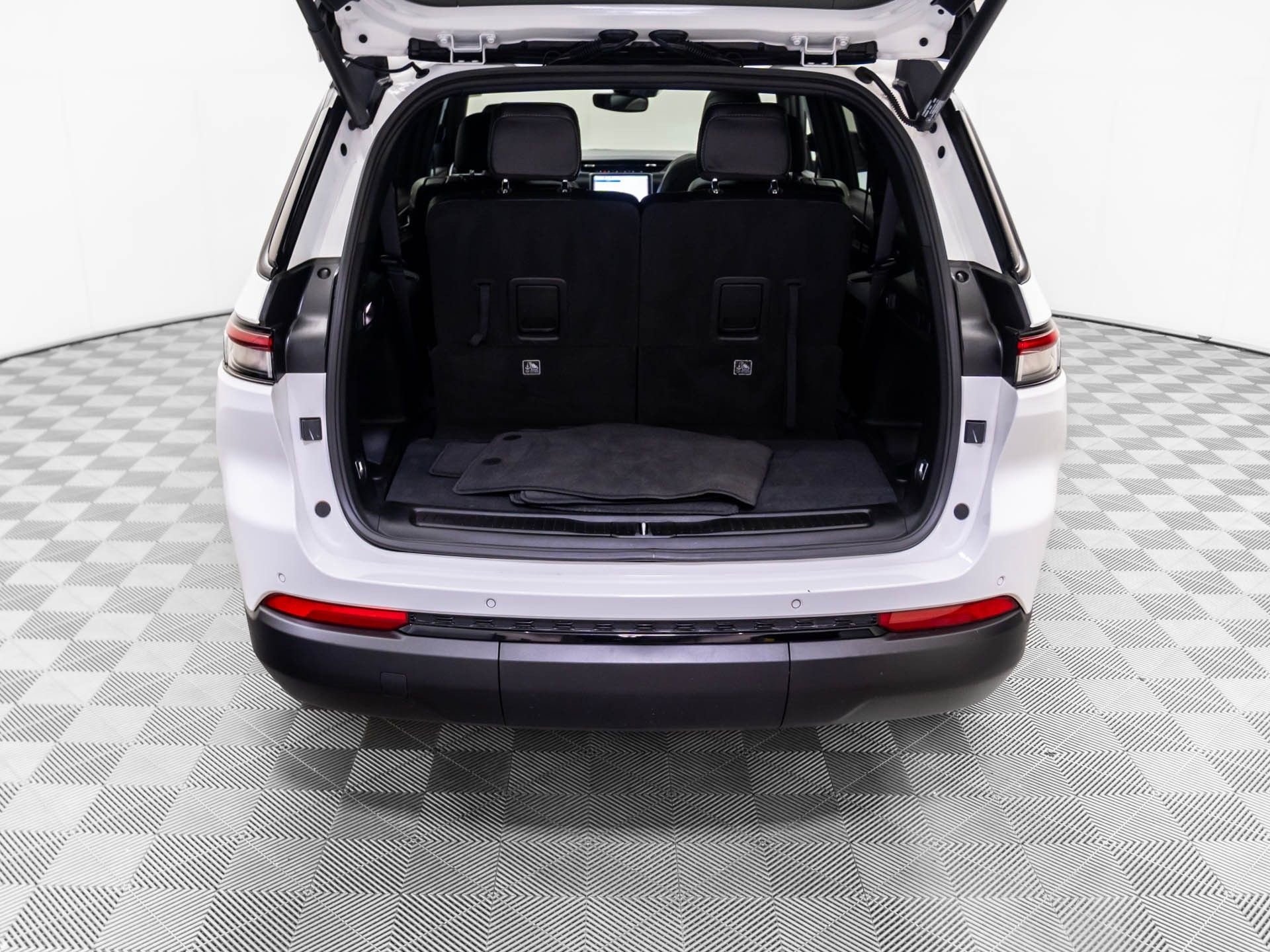 Used 2024 Jeep Grand Cherokee L Limited w/ Black Appearance Package image 36