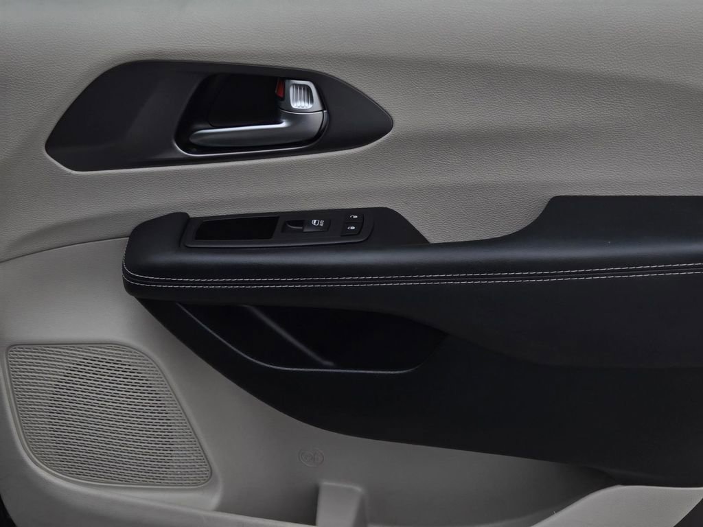 Used 2023 Chrysler Pacifica Touring-L image 8