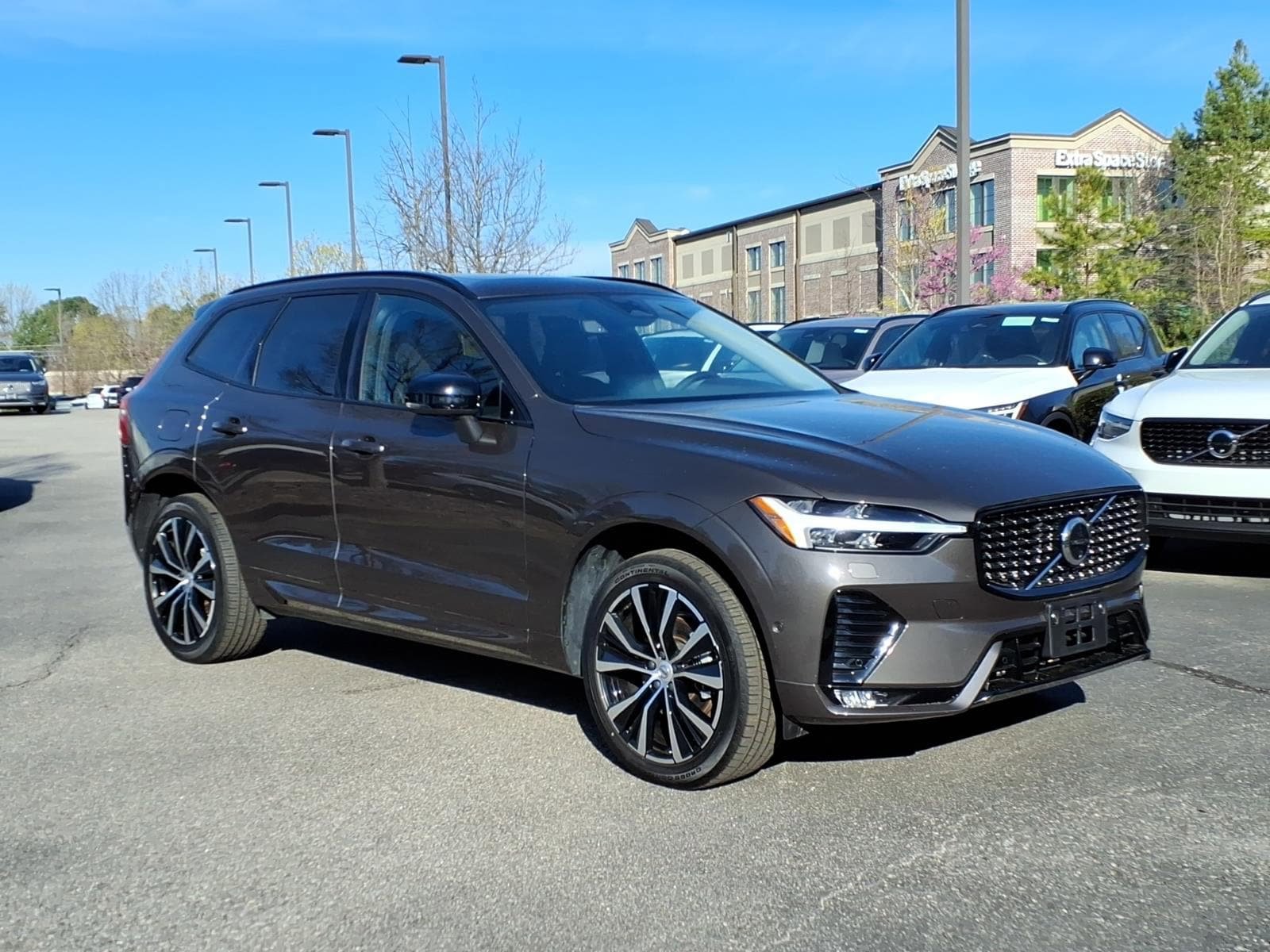 Certified 2025 Volvo XC60 B5 Plus AWD/4WD image 1