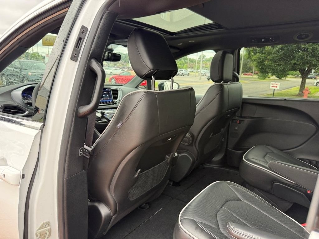 Used 2026 Chrysler Pacifica Limited FWD image 16