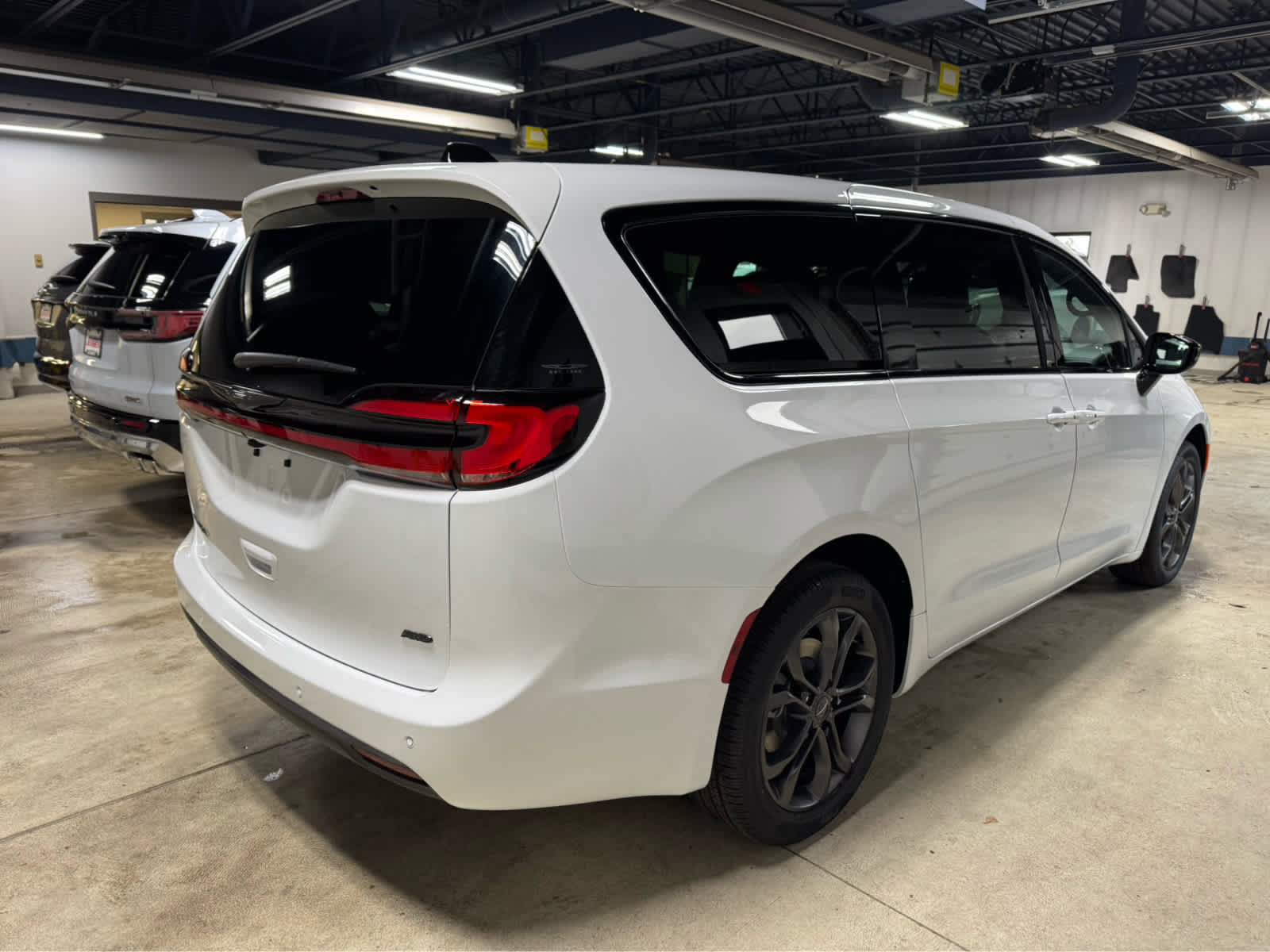 New 2026 Chrysler Pacifica Select image 4
