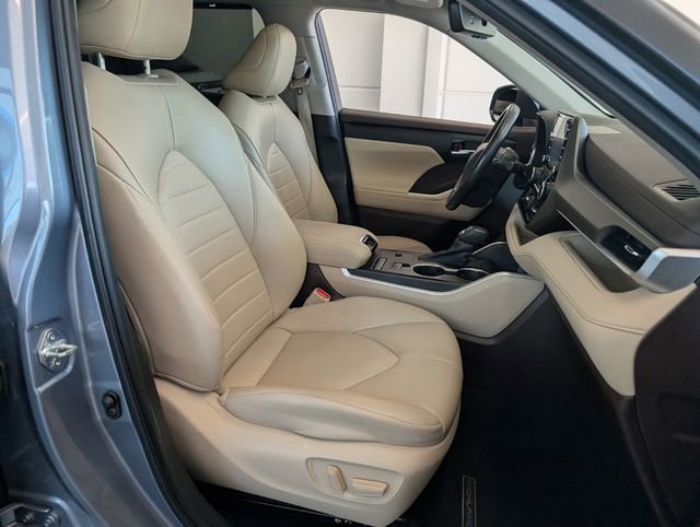 Used 2022 Toyota Highlander XLE FWD image 15