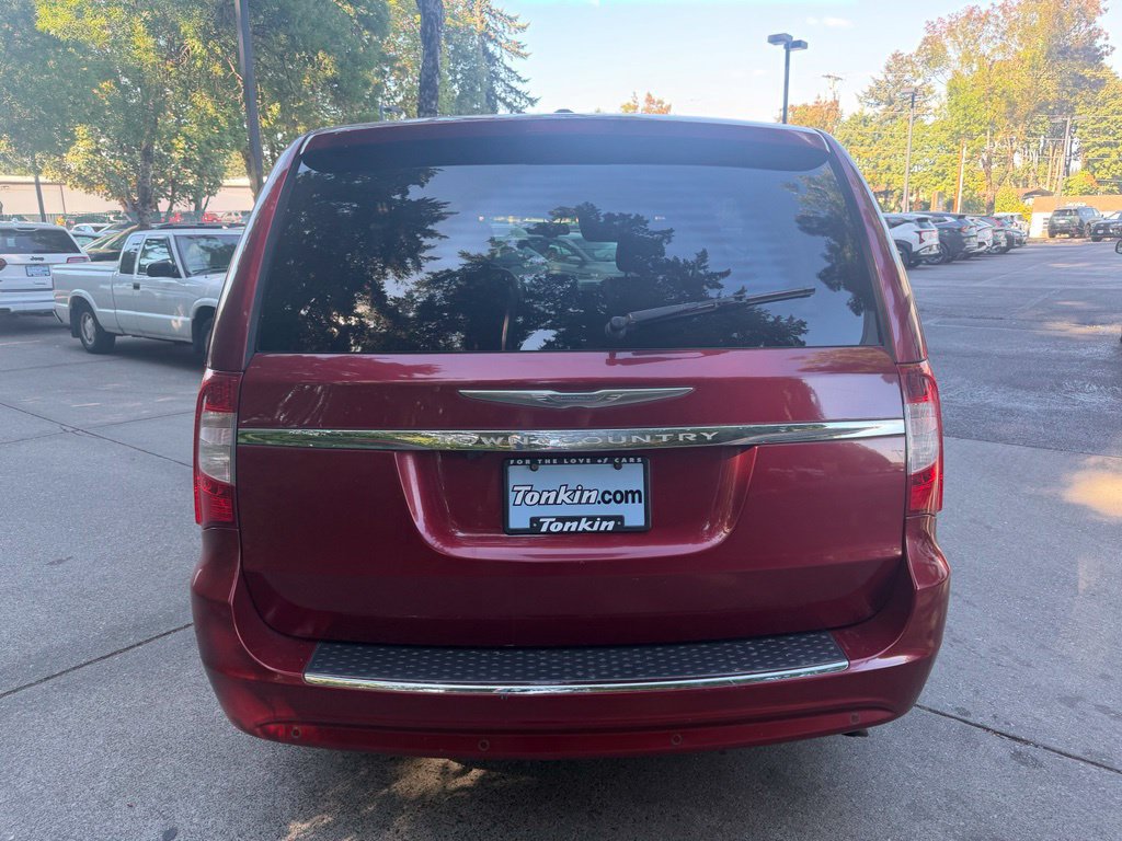 Used 2012 Chrysler Town & Country Touring-L w/ Driver Convenience Group FWD image 5