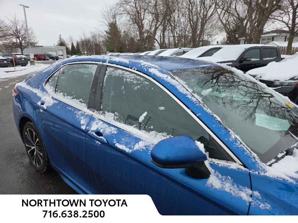 Used 2018 Toyota Camry SE image 3