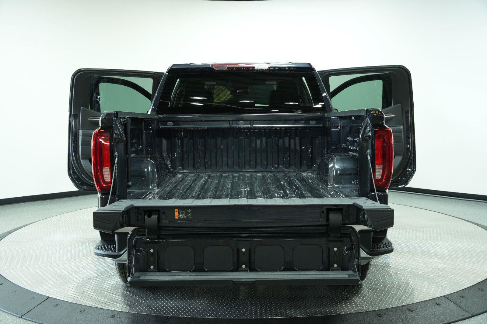 Used 2025 GMC Sierra 1500 SLT AWD/4WD image 15