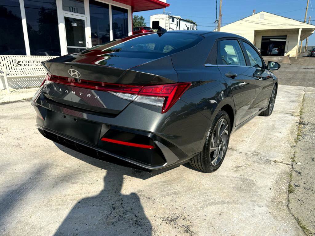 Used 2024 Hyundai Elantra SEL w/ Convenience Package image 10