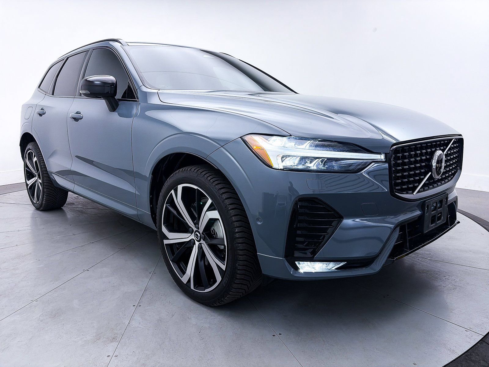 Used 2023 Volvo XC60 B6 Ultimate w/ Protection Package Premier image 13