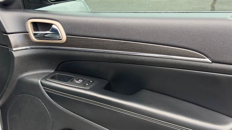 Used 2015 Jeep Grand Cherokee Limited AWD/4WD image 35