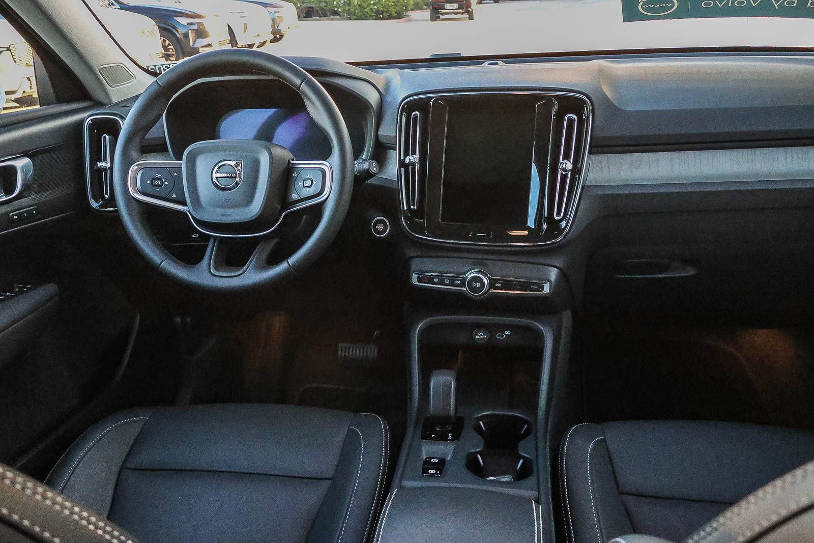 Used 2025 Volvo XC40 B5 Core image 22