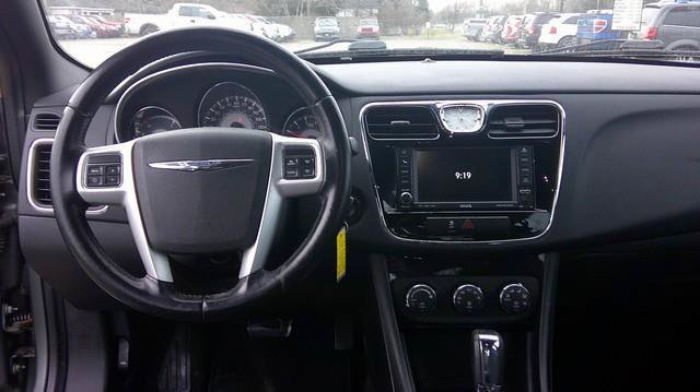 Used 2011 Chrysler 200 Touring FWD image 10
