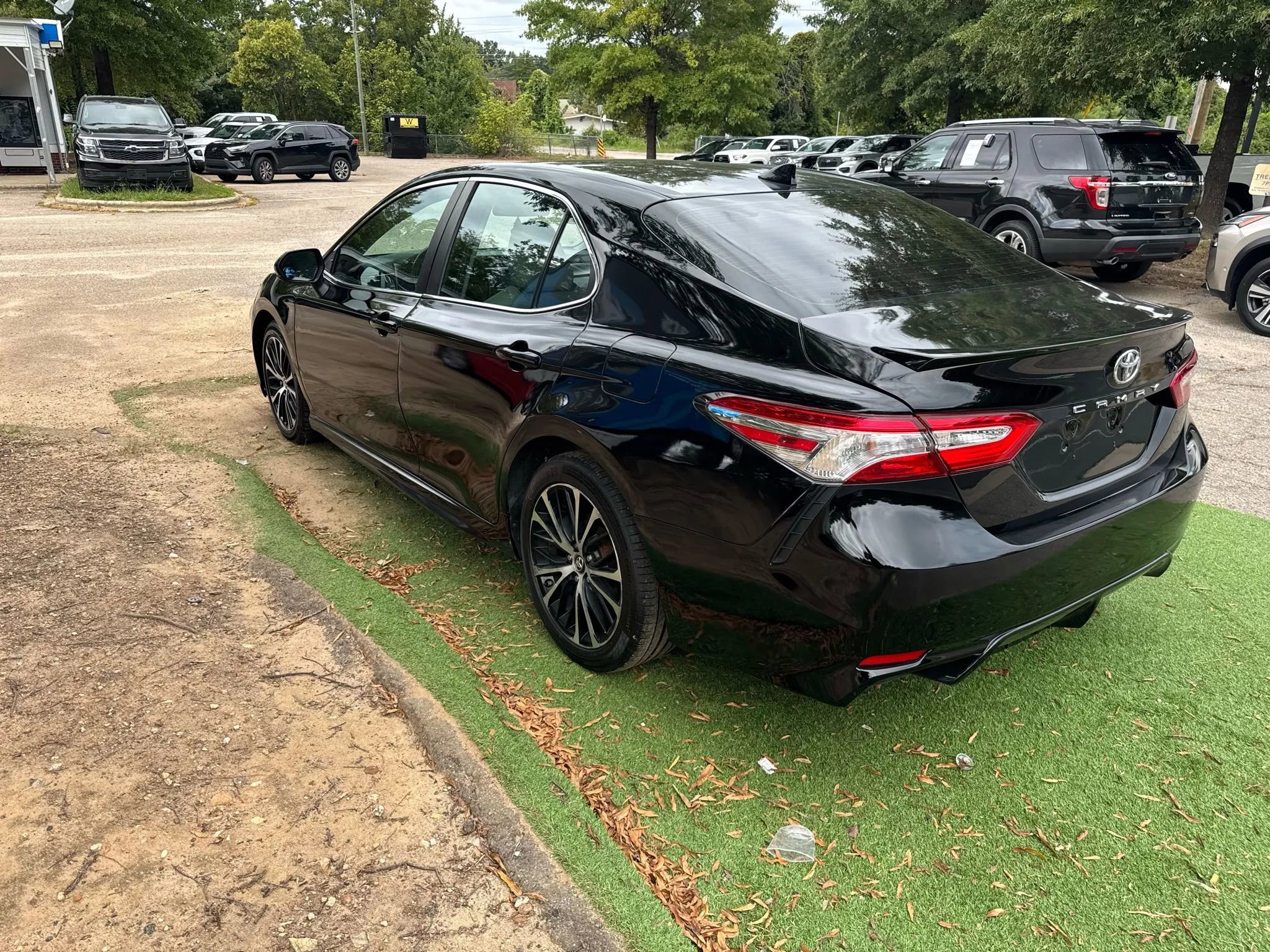 Used 2019 Toyota Camry SE image 6