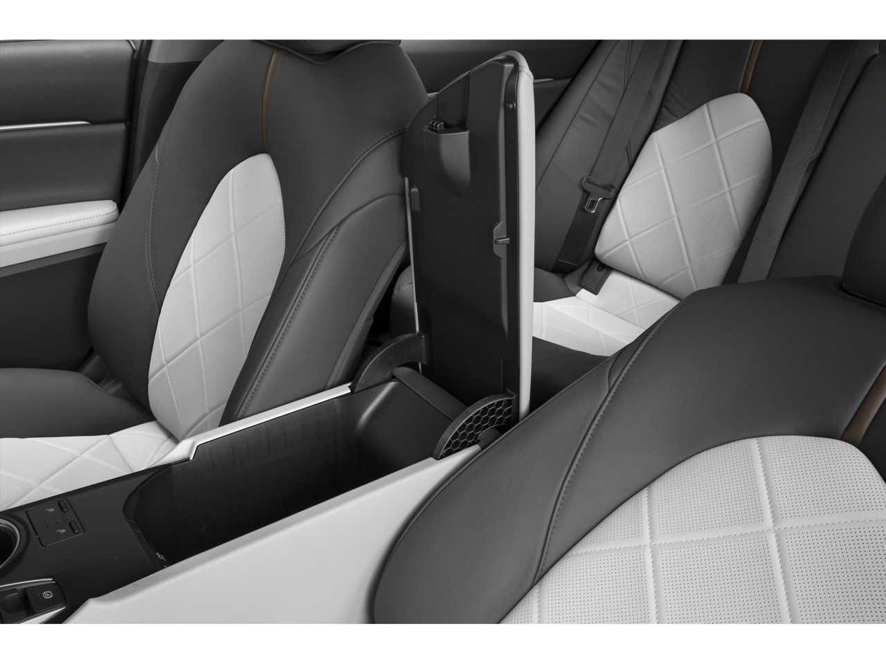 Used 2019 Toyota Camry XLE w/ Navigation Package image 10