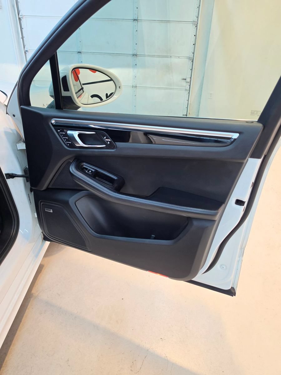 Used 2018 Porsche Macan Turbo w/ Premium Package Plus AWD/4WD image 31