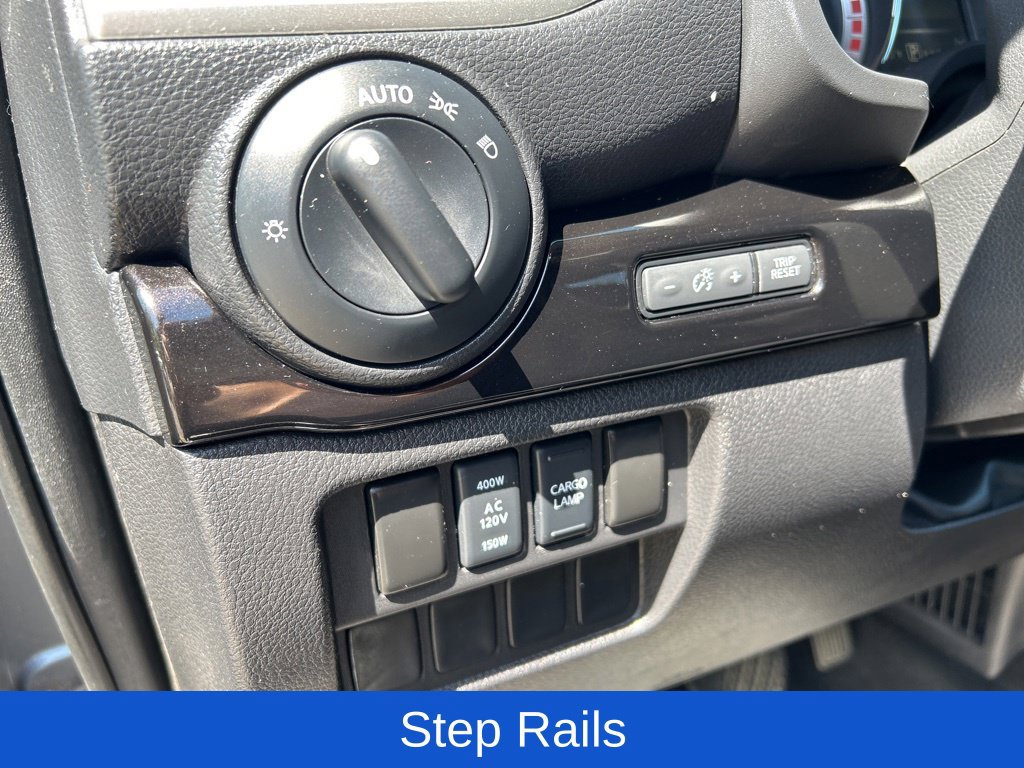Used 2018 Nissan Titan SV w/ SV Convenience Package AWD/4WD image 16