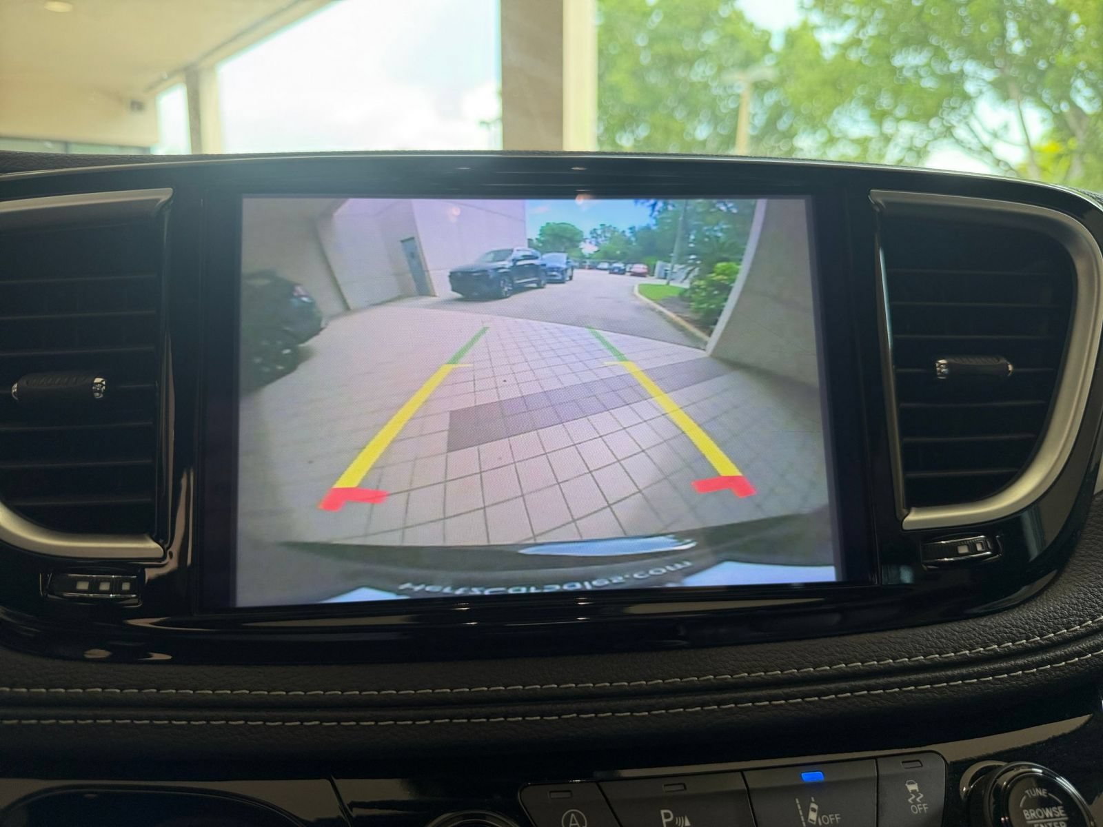 Used 2025 Chrysler Pacifica Limited FWD image 21