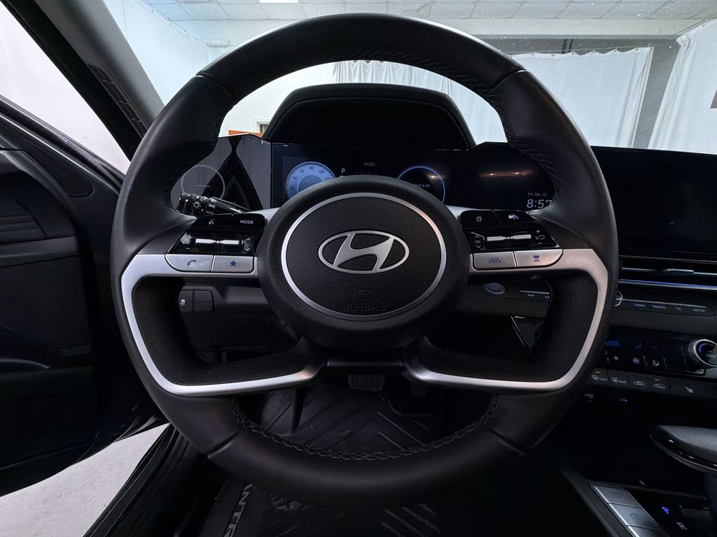 Used 2025 Hyundai Elantra SEL image 23