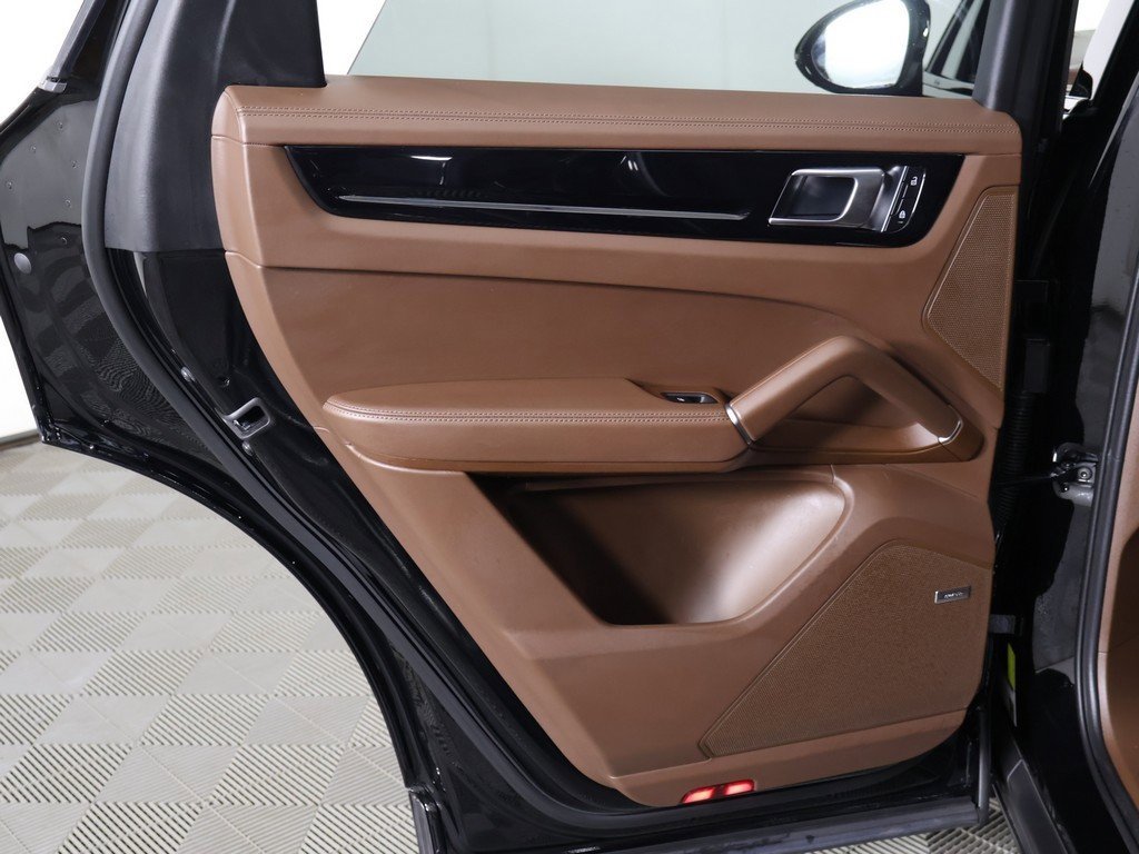 Used 2023 Porsche Cayenne Platinum Edition image 29