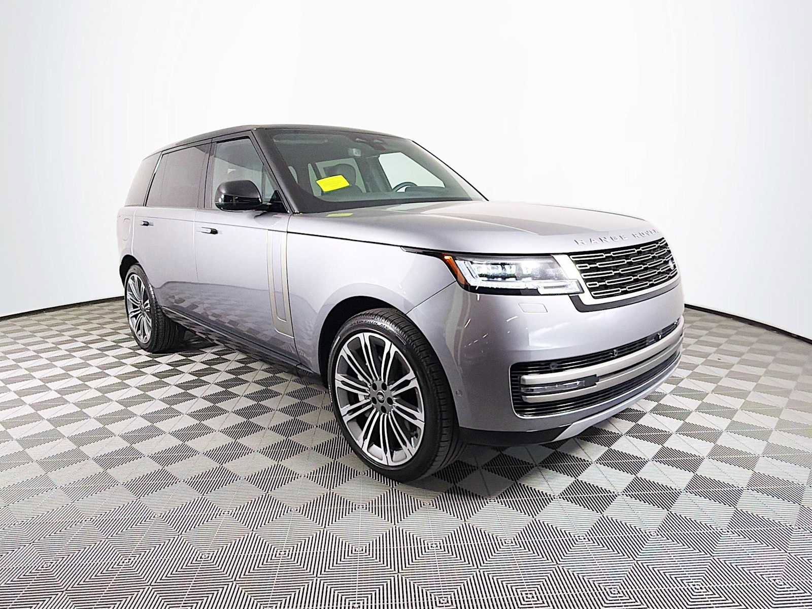 Used 2025 Land Rover Range Rover Long Wheelbase SE AWD/4WD image 3