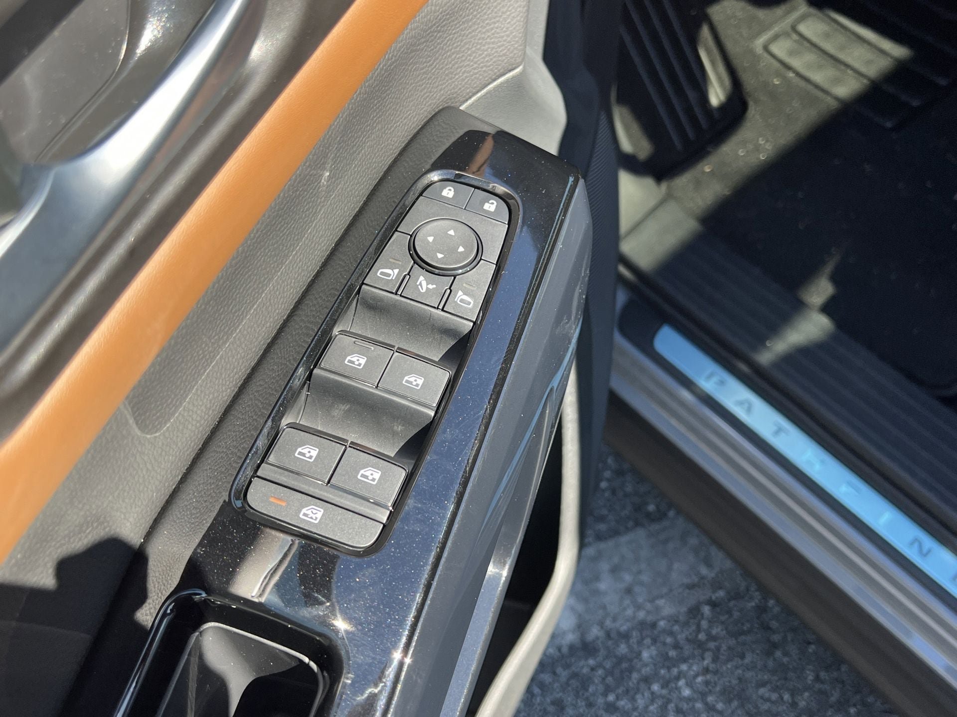 New 2026 Nissan Pathfinder Platinum w/ Accent Package FWD image 16