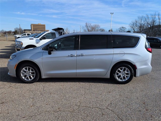 Used 2024 Chrysler Pacifica Touring-L image 2