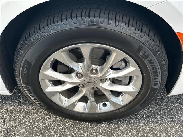 Used 2023 Chrysler Pacifica Touring-L AWD/4WD image 31
