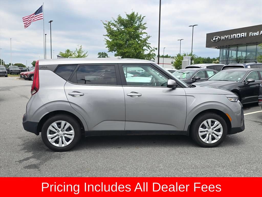 Used 2022 Kia Soul LX FWD image 2