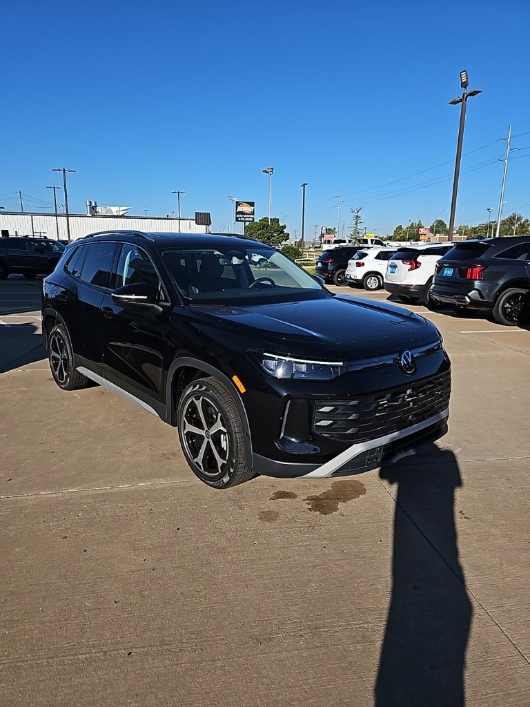 New 2025 Volkswagen Tiguan SE image 3