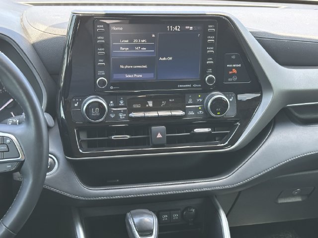 Used 2021 Toyota Highlander XLE AWD/4WD image 16