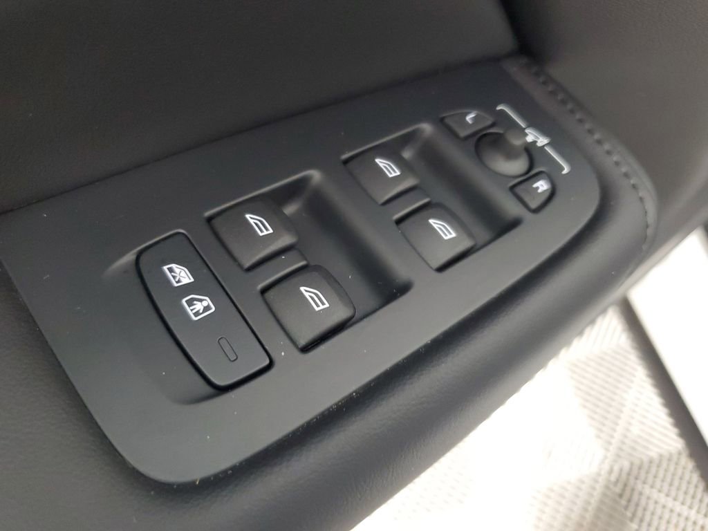 Used 2025 Volvo XC60 B5 Plus AWD/4WD image 22